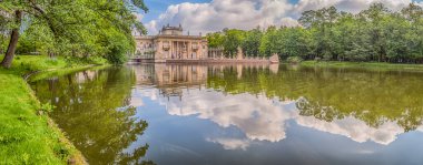 Varşova, Polonya - 01 Haziran 2019: Bahar zamanı Kraliyet hamamlarının panoramik manzarası, Hamamlar Parkı, Lazienki Parkı ve Su üzerindeki Saray