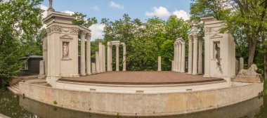 Varşova, Polonya - 01 Haziran 2019: Kraliyet Hamamları Parkı, Hamamlar Parkı, Lazienki Parkı ve Su Sarayı 'ndaki panoramik manzara