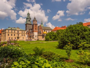 Cracow, Polonya - 2 Haziran 2019: Wawel, Polonya 'daki kraliyet kalesi ve katedrali manzarası. Kalenin içinden bak..