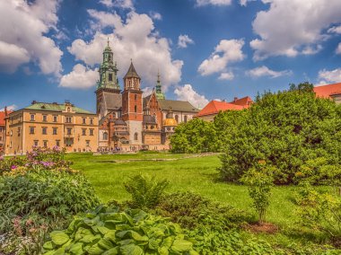 Cracow, Polonya - 2 Haziran 2019: Wawel, Polonya 'daki kraliyet kalesi ve katedrali manzarası. Kalenin içinden bak..