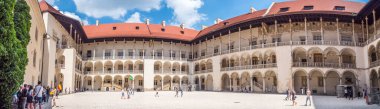 Cracow, Polonya - 2 Haziran 2019: Wawel Panorama manzaralı, Polonya 'nın Krakow kentindeki kraliyet kalesi. Şatonun içinden bak. Krakow.