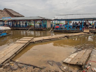 Bellavista, Peru - 22 Eylül 2017: Iquitos, Peru 'daki Amazon Nehri' nin Bellavista limanı. Amazonia, Amazon Nehri 'nin Nanay Nehri kolu. Güney Amerika