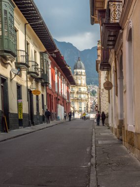 Bogota, Kolombiya - 23 Kasım 2018: Koloni binaları ve Monserrate Hill ve Narino House La Candelaria bölgesi manzaralı Bogot sokağı. Güney Amerika