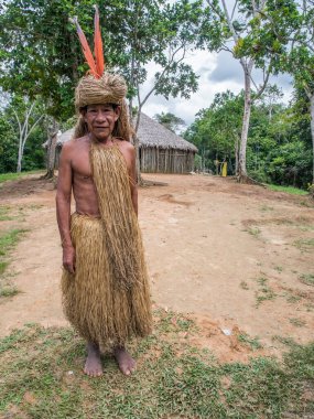 Iquitos, Peru- 15 Mayıs 2016: Yagua yerel kostümlü kıdemli Hintli. Amazonia. Güney Amerika.