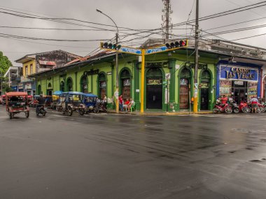 Iquitos, Peru- 14 Mayıs 2016: Küçük bir kasabanın caddesinde yeşil bukle ve çeşitli rikşovlar. Iquito. Güney Amerika.