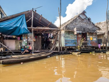 Iquitos, Peru - 16 Mayıs 2016: yüzer evler Peru küçük bir şehirde.