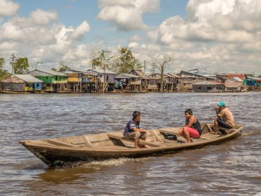 Iquitos, Peru - 16 Mayıs 2016: yüzer evler Peru küçük bir şehirde.