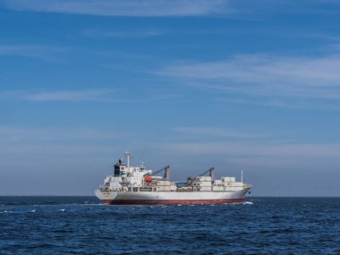 Dakar, Senegal - 2 Şubat 2019: Senegal Dakar limanından büyük bir kargo gemisi yola çıktı. Afrika.
