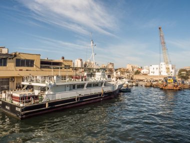 Dakar, Senegal - 2 Şubat 2019: Senegal Dakar limanının rıhtım yakınında büyük gemiler, küçük tekneler, vinçler ve kargolarla manzarası. Afrika.