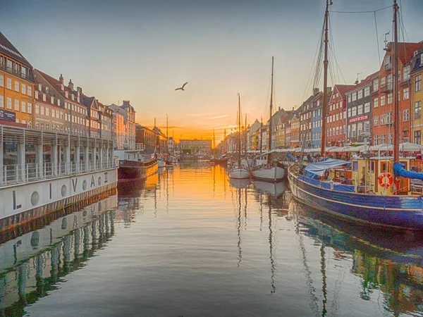 Nyhavn (Yeni Liman), Kopenhag, Danimarka - 14 Mayıs 2019: Renkli binalar, gemiler, yatlar ve eski Kopenhag, Danimarka, Avrupa 'daki diğer teknelerle Nyhavn rıhtımının günbatımı