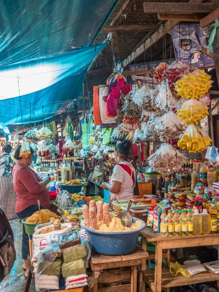 Iquitos, Peru - Aralık 06, 2018: Çeşitli et ve balık türleri ve meyvelerle pazar. Belen Pazarı. Latin Amerika. Beln Mercado.