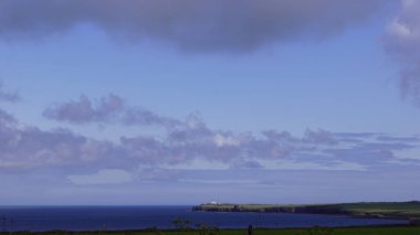 Duncansby Head, İskoçya 'nın kuzeydoğu ucu olup, John o Groats köyüne yakındır. Dik kayalıklara inşa edilen deniz feneri 1924 'te inşa edildi. Duncansby Head, Duncansby denen kaya iğnelerinden dolayı özellikle muhteşemdir. 