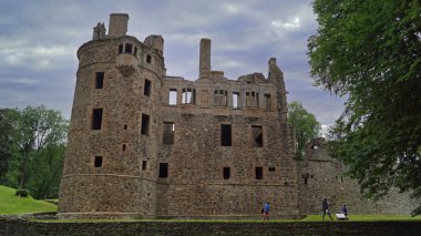 Huntly Şatosu Huntly, Aberdeenshire, İskoçya 'da harabe bir kaledir.