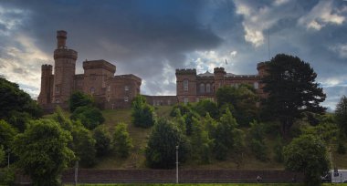 Inverness Şatosu İskoçya 'nın Highland bölgesindeki Inverness şehrinde Ness Nehri' nin üzerindeki bir tepe kalesidir..