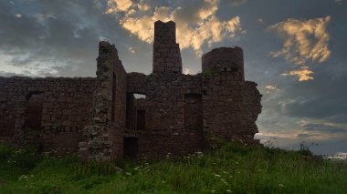 Eski Slains Kalesi olarak da bilinen Slains Kalesi, İskoçya 'nın Aberdeenshire şehrinde yıkılmış bir kaledir. Cruden Körfezi 'nin yaklaşık bir kilometre doğusundaki kayalık bir sahilde bulunur ve Kuzey Denizi' ni denetler.