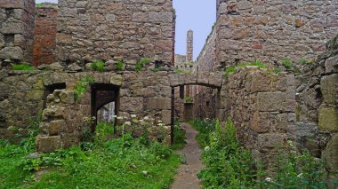 Eski Slains Kalesi olarak da bilinen Slains Kalesi, İskoçya 'nın Aberdeenshire şehrinde yıkılmış bir kaledir. Cruden Körfezi 'nin yaklaşık bir kilometre doğusundaki kayalık bir sahilde bulunur ve Kuzey Denizi' ni denetler.