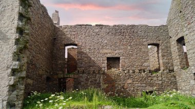 Eski Slains Kalesi olarak da bilinen Slains Kalesi, İskoçya 'nın Aberdeenshire şehrinde yıkılmış bir kaledir. Cruden Körfezi 'nin yaklaşık bir kilometre doğusundaki kayalık bir sahilde bulunur ve Kuzey Denizi' ni denetler.