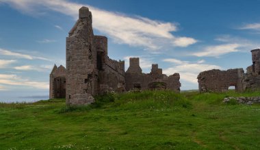 Eski Slains Kalesi olarak da bilinen Slains Kalesi, İskoçya 'nın Aberdeenshire şehrinde yıkılmış bir kaledir. Cruden Körfezi 'nin yaklaşık bir kilometre doğusundaki kayalık bir sahilde bulunur ve Kuzey Denizi' ni denetler.