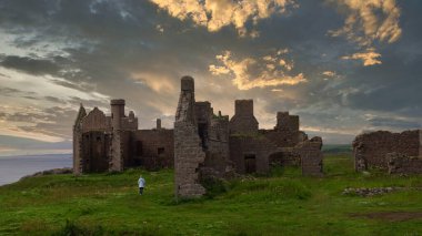 Eski Slains Kalesi olarak da bilinen Slains Kalesi, İskoçya 'nın Aberdeenshire şehrinde yıkılmış bir kaledir. Cruden Körfezi 'nin yaklaşık bir kilometre doğusundaki kayalık bir sahilde bulunur ve Kuzey Denizi' ni denetler.