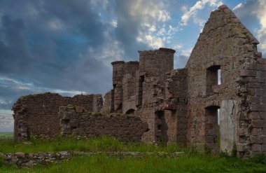 Eski Slains Kalesi olarak da bilinen Slains Kalesi, İskoçya 'nın Aberdeenshire şehrinde yıkılmış bir kaledir. Cruden Körfezi 'nin yaklaşık bir kilometre doğusundaki kayalık bir sahilde bulunur ve Kuzey Denizi' ni denetler.