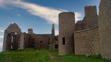 Eski Slains Kalesi olarak da bilinen Slains Kalesi, İskoçya 'nın Aberdeenshire şehrinde yıkılmış bir kaledir. Cruden Körfezi 'nin yaklaşık bir kilometre doğusundaki kayalık bir sahilde bulunur ve Kuzey Denizi' ni denetler.