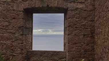 Pencereden bak. Eski Slains Kalesi olarak da bilinen Slains Kalesi, İskoçya 'nın Aberdeenshire şehrinde yıkılmış bir kaledir. Cruden Körfezi 'nin yaklaşık bir kilometre doğusundaki kayalık bir sahilde bulunur ve Kuzey Denizi' ni denetler.