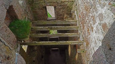 Eski Slains Kalesi olarak da bilinen Slains Kalesi, İskoçya 'nın Aberdeenshire şehrinde yıkılmış bir kaledir. Cruden Körfezi 'nin yaklaşık bir kilometre doğusundaki kayalık bir sahilde bulunur ve Kuzey Denizi' ni denetler.