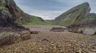 Bow Fiddle Rock, İskoçya 'nın kuzey doğusunda Portknockie yakınlarında bulunan doğal bir deniz kemeridir. Kuartzitten yapılmış kaya kemeri, keman yayının ucuna benzediği için böyle adlandırılmıştır..
