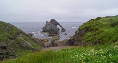 Bow Fiddle Rock, İskoçya 'nın kuzey doğusunda Portknockie yakınlarında bulunan doğal bir deniz kemeridir. Kuartzitten yapılmış kaya kemeri, keman yayının ucuna benzediği için böyle adlandırılmıştır..