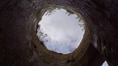 Yuvarlak kuledeki gökyüzü manzarası harabe..