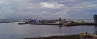 Aberdeen limanında birkaç deniz feneri var..