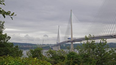 Forth Road Bridge, İskoçya 'da Edinburgh yakınlarındaki Firth of Forth üzerinde bulunan bir yol köprüsü. Queensferry Crossing İskoçya 'da Forth Road Köprüsü' nün yanına inşa edilmiş bir yol köprüsü..