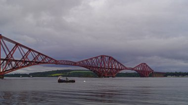 Forth köprü Firth Forth, nehir Forth İskoçya ve dünya mirası alanı geniş kapsamlı Haliç bir çift-track Demiryolu Köprüsü bitti.