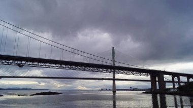 Forth Road Bridge, İskoçya 'da Edinburgh yakınlarındaki Firth of Forth üzerinde bulunan bir yol köprüsü. Queensferry Crossing İskoçya 'da Forth Road Köprüsü' nün yanına inşa edilmiş bir yol köprüsü..