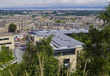Edinburgh İskoçya 'nın tepe başkentidir. Eski ortaçağ kasabasının bir sürü cazibesi var. Edinburgh Kalesi şehrin çok yukarısında yer almaktadır. Holyrood Park 'taki Arthur' un koltuğundan şehrin geniş bir manzarası var. C 'de anıtlar ve anıtlar var.