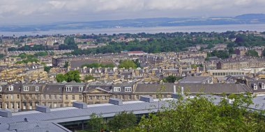 Edinburgh İskoçya 'nın tepe başkentidir. Eski ortaçağ kasabasının bir sürü cazibesi var. Edinburgh Kalesi şehrin çok yukarısında yer almaktadır. Holyrood Park 'taki Arthur' un koltuğundan şehrin geniş bir manzarası var. C 'de anıtlar ve anıtlar var.