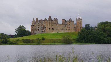 Linlithgow Sarayı, Edinburgh 'un 25 kilometre batısında, İskoçya' nın Linlithgow şehrinde yıkılmış bir kaledir..