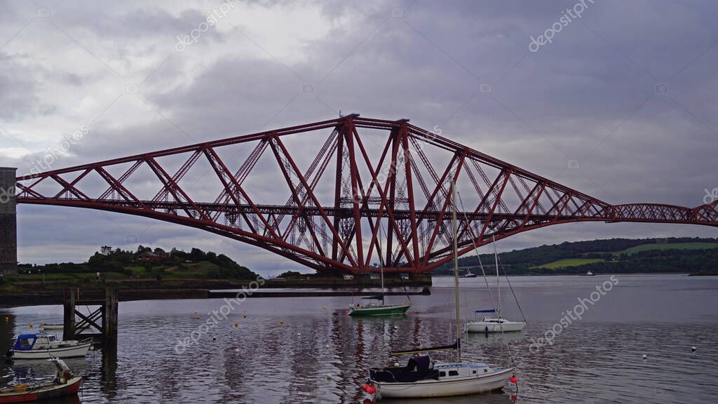 El puente de Forth es un puente ferroviario de doble vía sobre el Firth