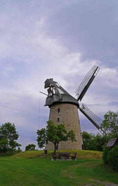 Petershagen Seelenfeld 'deki Wallhollaender değirmeninin üzerine inşa edildiği galeri yerine yapay bir toprak duvarı vardır. Böylece pervane rüzgara karşı yükselir ve kanatlara yapay toprak duvarından ulaşılabilir.. 