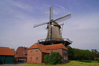 Westerschepser Strassee 'deki galeri sahibi Edewecht 1799 yılında inşa edildi. 1827 'de fabrika yandı ve 1830' da yeniden inşa edildi.