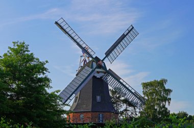 Aslen Seefelder Mill, 19. yüzyılın ortalarında Oldenburg 'da bir barajda kurulmuştur. 1875 'e kadar Seefeld' e taşınmadı ve 1960 'lara kadar burada çalıştı. Bugün bir kültür merkezidir ve bir kafe içerir.. 