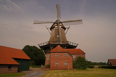 Westerschepser Strassee 'deki galeri sahibi Edewecht 1799 yılında inşa edildi. 1827 'de fabrika yandı ve 1830' da yeniden inşa edildi.