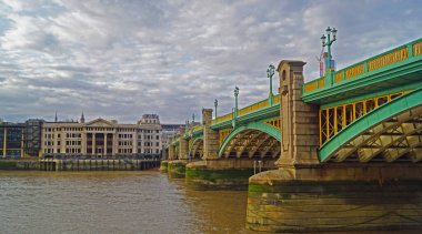 Southwark Köprüsü, Londra 'da Thames Nehri üzerinde bir yol köprüsü..