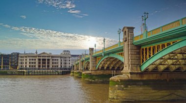 Southwark Köprüsü, Londra 'da Thames Nehri üzerinde bir yol köprüsü..