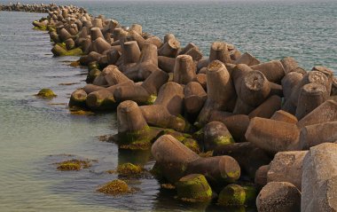 Helgoland 'de, orada kıyı koruması olarak hizmet veren tetrapodları bulabilirsiniz. Her biri 7 ton ağırlığında, su kuyusunun gücüne dayanabilirler..
