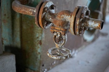 Eski bir sanayi binasında eski nesneler ve eski nesneler bulundu.