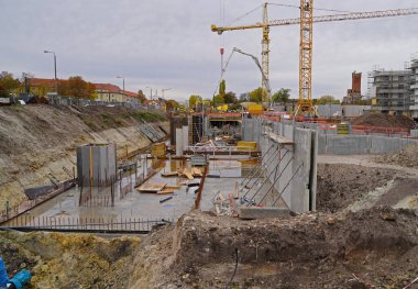 Yeni konut binalarının inşaatında kafes patlaması olan büyük bir şantiye inşaatı..