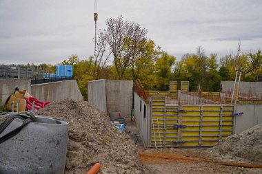 Yeni konut binalarının inşaatında kafes patlaması olan büyük bir şantiye inşaatı..