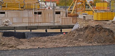 Yeni konut binalarının inşaatında kafes patlaması olan büyük bir şantiye inşaatı..