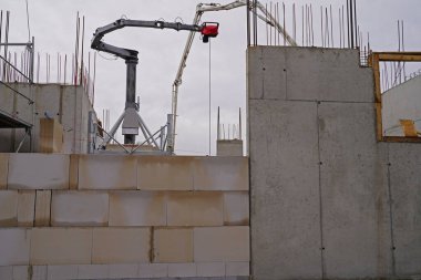 Yeni konut binalarının inşaatında kafes patlaması olan büyük bir şantiye inşaatı..